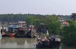 জলদস্যু আতঙ্কে থমকে আছে পাথরঘাটার মৎস্য খাত: মুক্তিপণ দিয়ে ফিরছেন জেলেরা