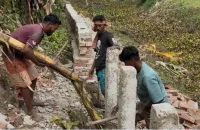 সড়ক নির্মাণে রডের পরিবর্তে ব্যবহার হচ্ছে কলাগাছ!