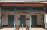 বরিশালে আইনজীবীদের আদালত বর্জন, ভবন তালাবদ্ধ