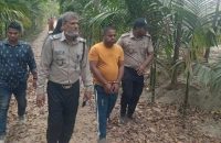 বরিশালে ঘরের দোতলায় বসে রশি টানিয়ে ইয়াবা বিক্রি করতেন বিএনপি নেতা