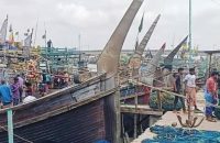 পটুয়াখালীতে ডিজেল সংকটে কমেছে সাগরে মাছ ধরা, দুশ্চিন্তায় জেলেরা