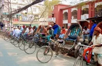 বরিশালের ৮ সড়কে ব্যাটারিচালিত রিকশা চলাচল বন্ধের দাবিতে বিক্ষোভ