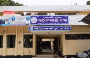 বরিশালে প্রবাসীর স্ত্রীকে পুলিশের ভয় দেখিয়ে টাকা হাতিয়ে নিল স্বেচ্ছাসেবক দল নেতা!