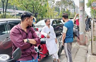 ‘সরকার বলছে তেল মজুত আছে, কিন্তু আমরা তো পাচ্ছি না’