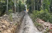 সরকারি রাস্তার ইট তুলে ফেললেন সেচ প্রকল্পের ঠিকাদার