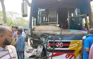বরিশালে বাস-মাইক্রোবাসের মুখোমুখি সংঘর্ষে নিহত ২
