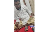 কুয়াকাটায় মৎস্যজীবী দল নেতার ইয়াবা সেবনের ভিডিও ভাইরাল