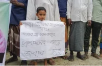 বরগুনায় মায়ের হত্যার বিচার চেয়ে প্ল্যাকার্ড হাতে দাঁড়িয়ে ৪ বছরের শিশু