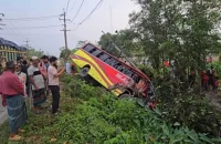বরিশালে ট্রাকের সঙ্গে মুখোমুখি সংঘর্ষে খাদে যাত্রীবাহী বাস
