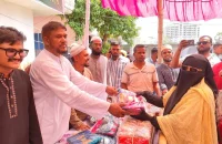 কুয়াকাটায় ৫ হাজার নারীর মাঝে শাড়ি বিতরণ করলেন সাবেক পৌর মেয়র