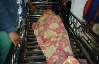 ট্রলারডুবিতে জেলে নিহত, বাবার মরদেহ তীরে টেনে আনল দুই সন্তান