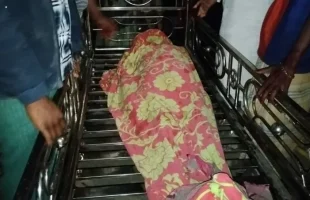 ট্রলারডুবিতে জেলে নিহত, বাবার মরদেহ তীরে টেনে আনল দুই সন্তান