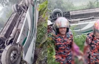 বরিশাল-ঢাকা মহাসড়কে বাস খাদে পড়ে নারী নিহত