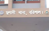 মাঝনদীতে পুলিশের নৌযান ঘেরাও করে হাতকড়াসহ আসামি ছিনতাই