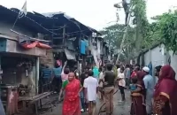 বরিশালে ভাটার খাল বস্তিতে আগুন, নিয়ন্ত্রণে ৪ ইউনিট