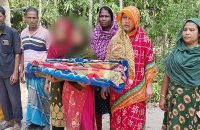 সন্তানের লাশ নিয়ে মায়ের মানববন্ধন, প্রেমিকের শাস্তির দাবি