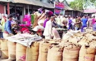বরিশালে ইজারামুক্ত বাজারে কৃষকদের কাছ থেকে খাজনা আদায়ের অভিযোগ