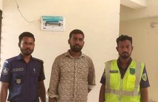 বরিশালে চেকপোস্টে পুলিশ পরিচয় দিয়ে ধরা পিকআপ চালক