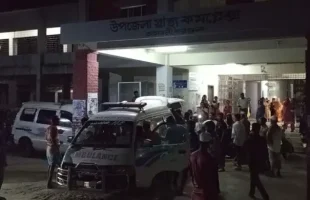 আমতলীতে ট্রাক অটোরিকশার মুখোমুখি সংঘর্ষে দুই যাত্রী নিহত, আহত ৩