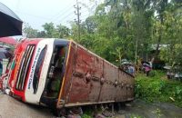 ভোলায় নিয়ন্ত্রণ হারিয়ে যাত্রীবাহী বাস উল্টে খালে