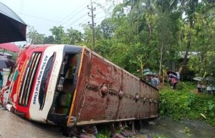 ভোলায় নিয়ন্ত্রণ হারিয়ে যাত্রীবাহী বাস উল্টে খালে