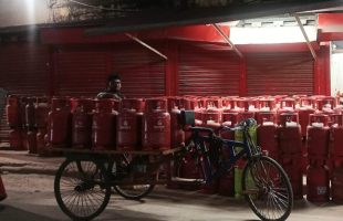 বরিশালে নিয়ন্ত্রণহীন এলপিজি গ্যাসের দাম, নির্ধারিত মূল্যের চেয়ে অতিরিক্ত আদায়