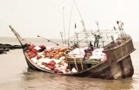 ঝড়ের মৌসুম: ঝুঁকি নিয়ে চলছে ছোট ছোট নৌযান