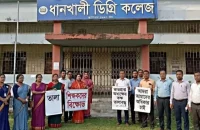 কলাপাড়ায় পদত্যাগের দাবিতে অধ্যক্ষের কক্ষে শিক্ষকদের তালা
