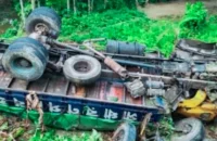 বরিশালে রেলিং ভেঙে খালে পড়ল পণ্যবাহী ট্রাক