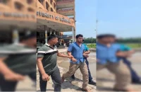 বরিশাল বিশ্ববিদ্যালয়ে ভর্তি পরীক্ষায় বহিষ্কার হয়ে স্টাফদের মারধর করলেন পরীক্ষার্থী