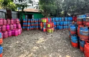 বরিশালে অবৈধভাবে গ্যাস সিলিন্ডার মজুদ রাখায় জরিমানা