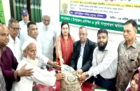 বাবুগঞ্জে কৃষকদের মাঝে বীজ-সার বিতরণ কর্মসূচির উদ্বোধন করলেন এমপি