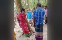 চুরির অভিযোগে স্ত্রীকে গাছে বেঁধে পেটালেন স্বামী