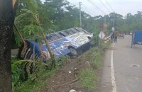 ঝালকাঠিতে ৩৫ যাত্রী নিয়ে খাদে পড়ল বাস