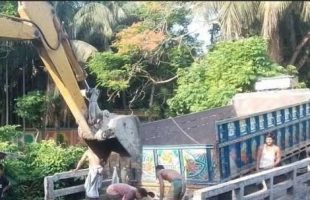 ঝালকাঠিতে পাথরবোঝাই ট্রাকের ভারে সেতু ধসে যোগাযোগ বিচ্ছিন্ন
