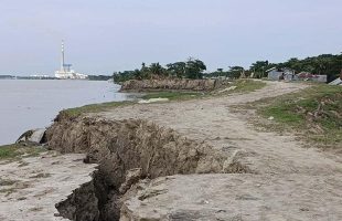বরগুনায় বেড়িবাঁধে ভয়াবহ ফাটল, ঝুঁকিতে ১৫ গ্রামের মানুষ