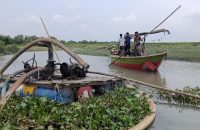 বরিশালে তিনটি অবৈধ ড্রেজার গুঁড়িয়ে দিল প্রশাসন