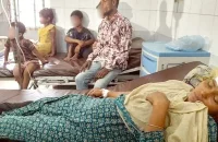 স্ত্রীকে বাঁচিয়ে না ফেরার দেশে স্বামী, হাসপাতালে কেঁদেই চলেছেন খাদিজা