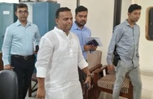 হঠাৎ বরিশাল নৌবন্দর পরিদর্শনে প্রতিমন্ত্রী রাজিব আহসান, অনুপস্থিত বহু কর্মী