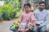 বাবার অসুস্থতায় ভ্যান চালাচ্ছে মা-হারা ১০ বছরের লামিয়া!