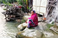 নিঃস্ব দম্পতির জিওব্যাগই এখন শেষ আশ্রয়
