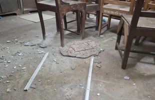আদালতে বিচার চলাকালে খসে পড়ল ছাদের পলেস্তারা