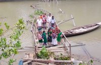 মেহেন্দীগঞ্জে লোহার সেতু ভেঙে খালে, ভোগান্তি