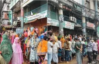 পেটের তাগিদে দিবস তাদের কাছে তুচ্ছ!