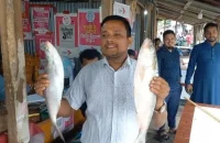 ভোলার মেঘনায় জেলেদের জালে দুই ‘রাজা ইলিশ’, ১০ হাজারে বিক্রি