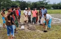 মাটির নিচে রহস্যময় শব্দ, কৌতূহল-আতঙ্কে এলাকাবাসী