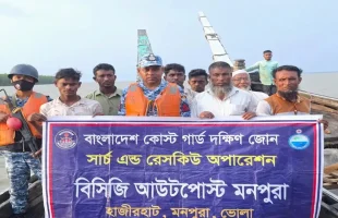 ভোলায় মাঝনদীতে মৃত্যু থেকে বাঁচলেন ১২ যাত্রী