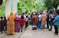 প্রধান শিক্ষকের সামনে ছাত্রীকে জুতাপেটা-মারধর যুবলীগ নেতার স্ত্রীর