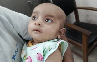 রাতের আধাঁরে ফুটফুটে শিশুকে ফেলে গেলো অজ্ঞাতরা, আঁতকে উঠলেন মানুষ
