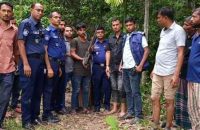পিরোজপুরে মোবাইল ফোনে শটগানের ছবি দেখে বাড়িতে অভিযান, অস্ত্রসহ যুবক আটক